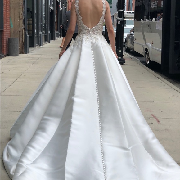 Pronovias Virgo Bridal Dress - Picture 6 of 8